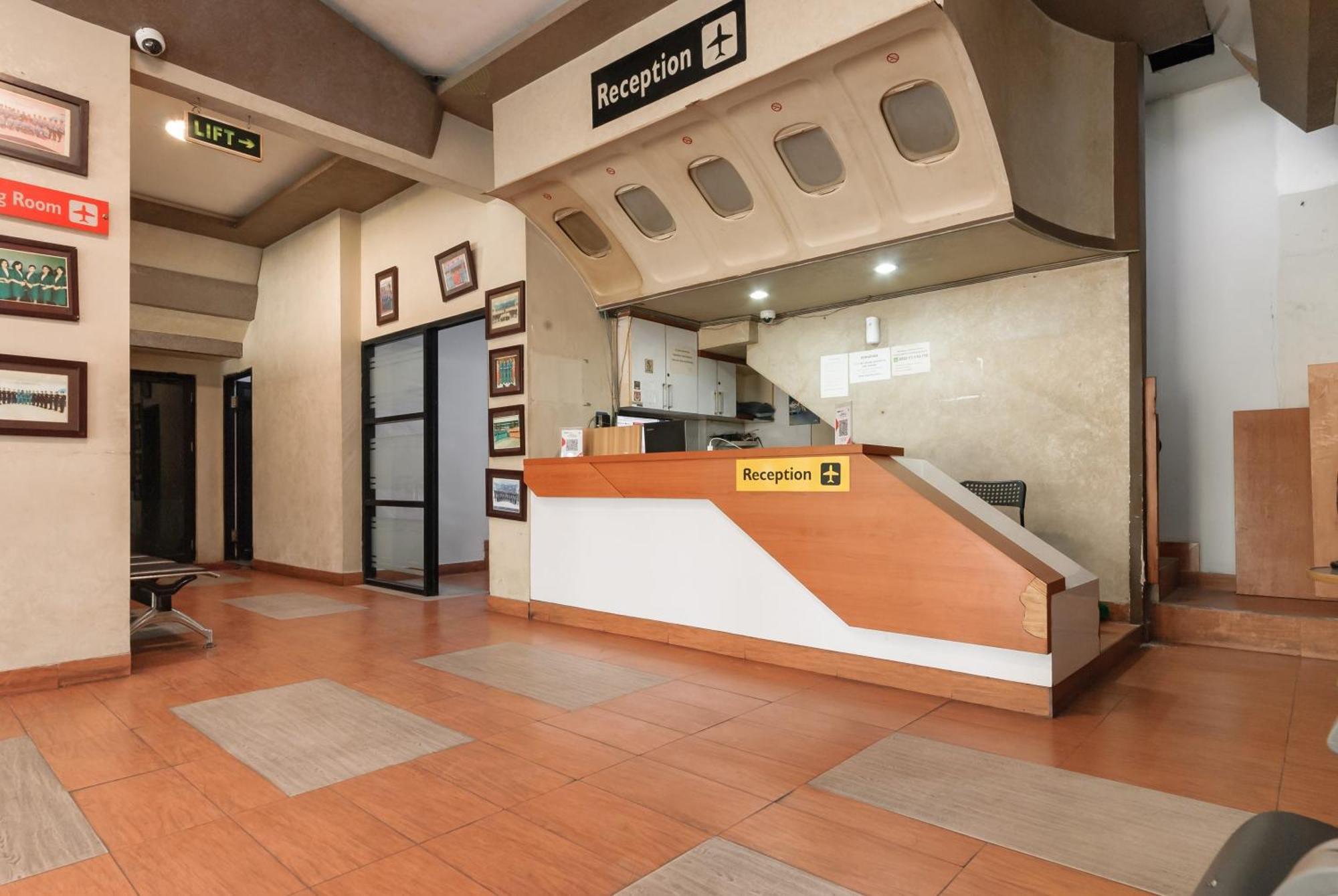 Hotel Reddoorz Near Mandaya Royal Hospital Puri à Tangerang Extérieur photo