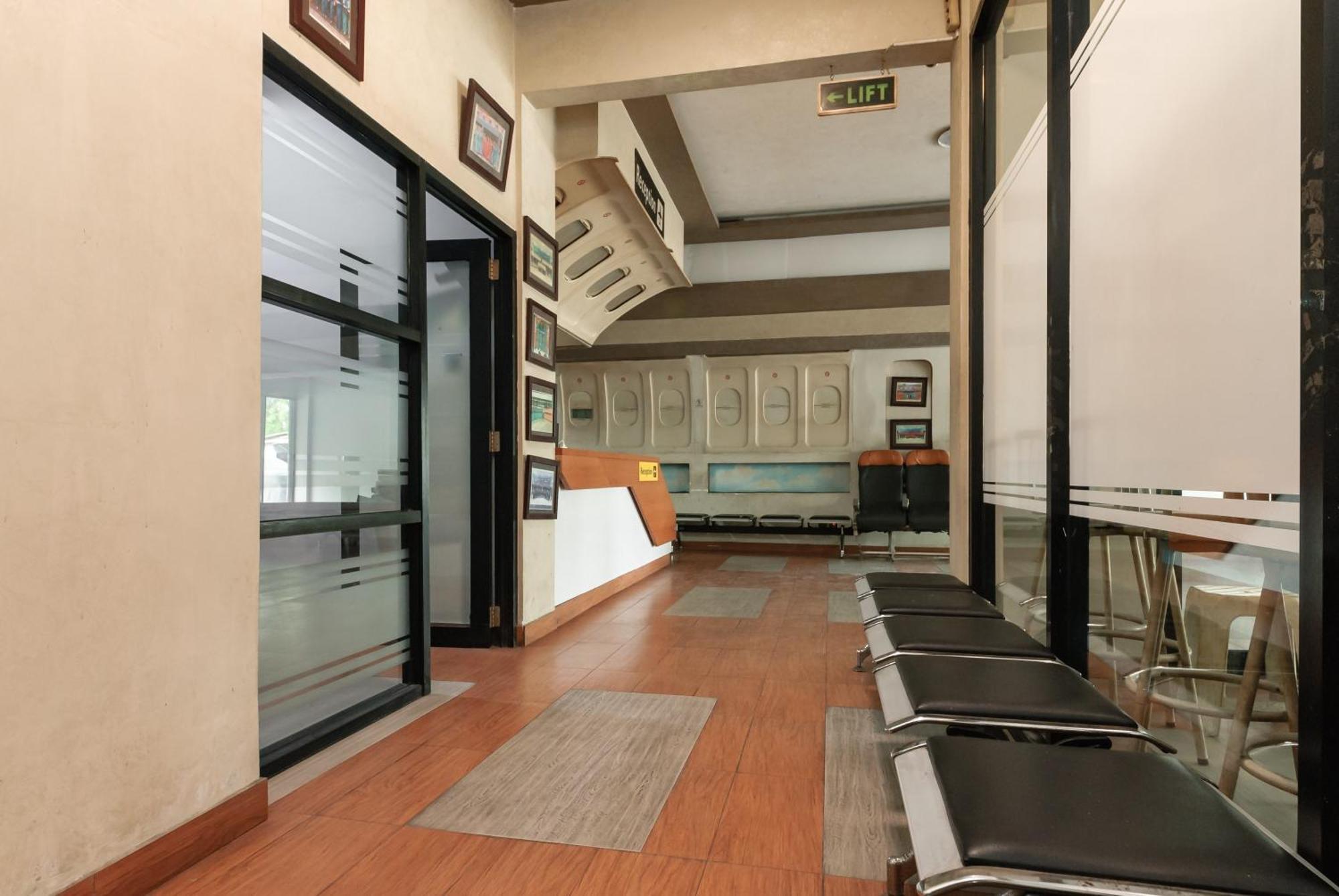 Hotel Reddoorz Near Mandaya Royal Hospital Puri à Tangerang Extérieur photo