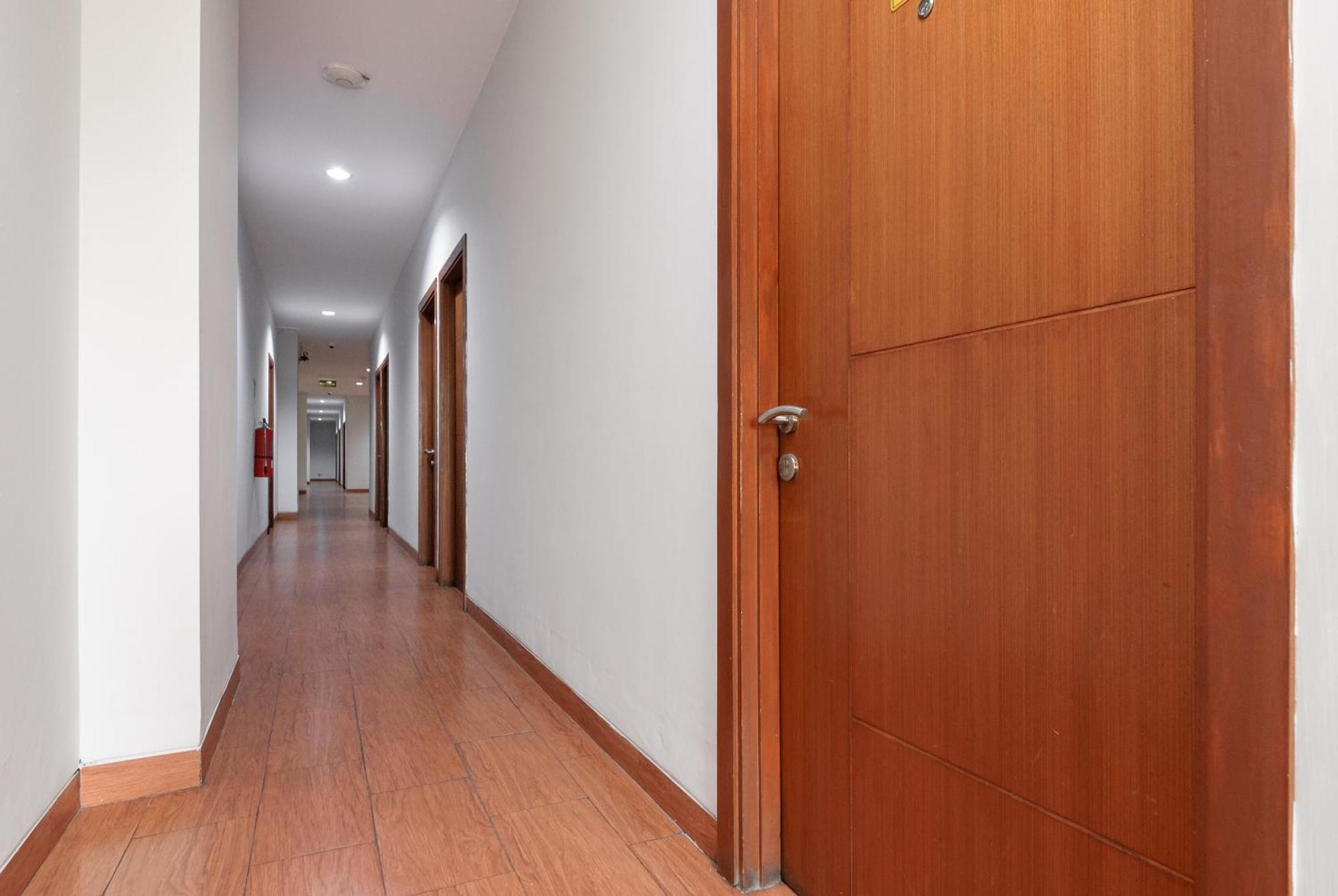 Hotel Reddoorz Near Mandaya Royal Hospital Puri à Tangerang Extérieur photo