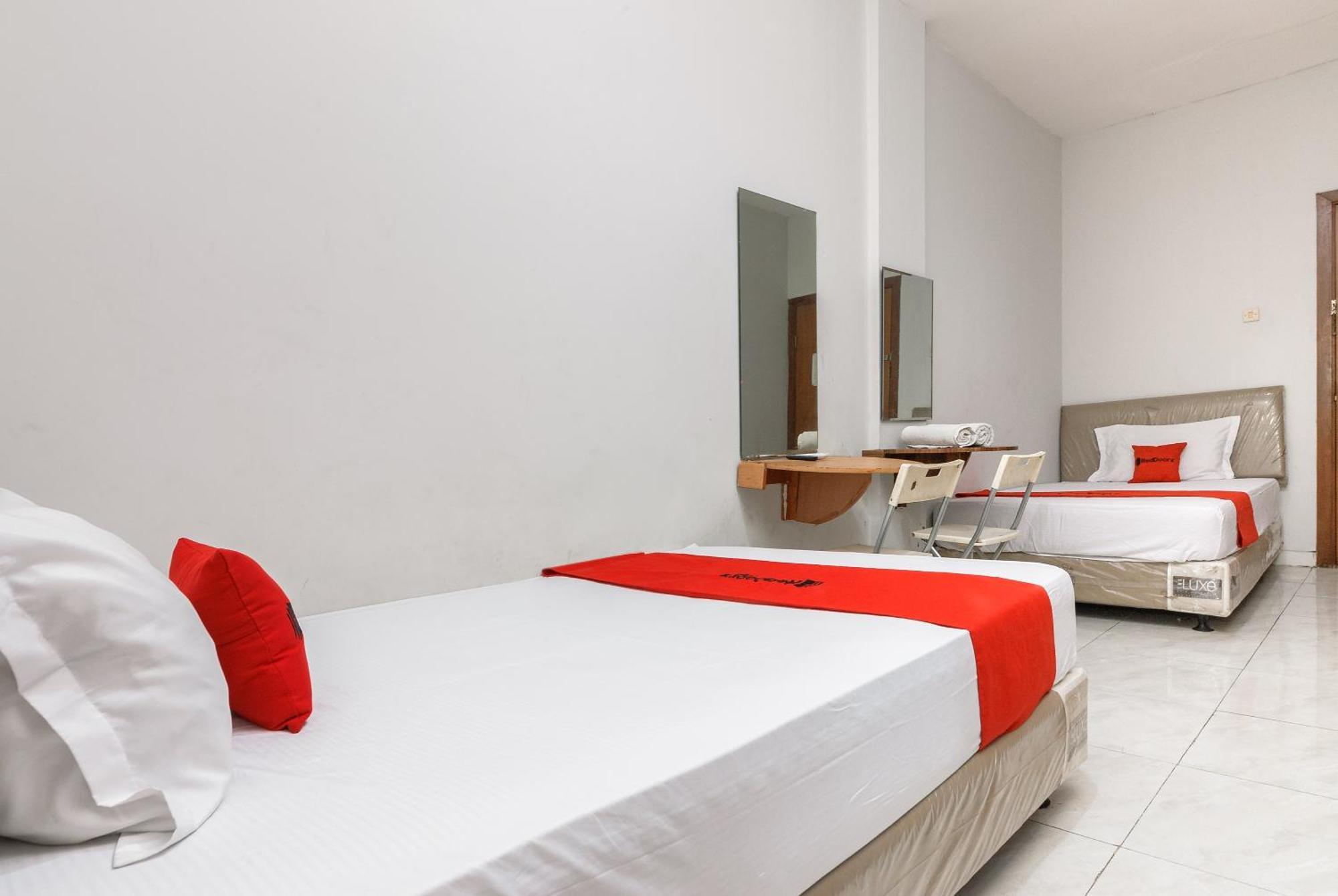 Hotel Reddoorz Near Mandaya Royal Hospital Puri à Tangerang Extérieur photo
