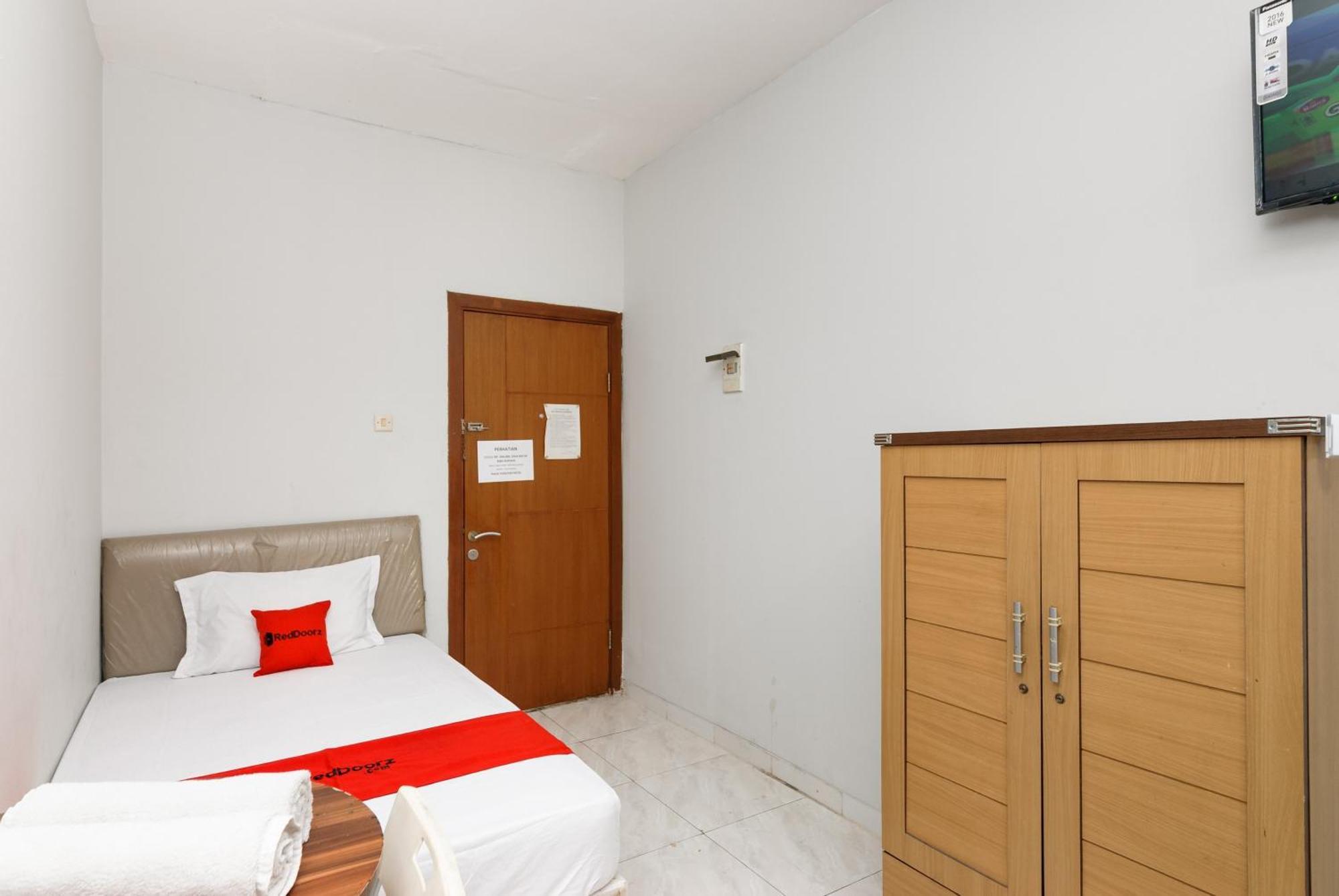 Hotel Reddoorz Near Mandaya Royal Hospital Puri à Tangerang Extérieur photo