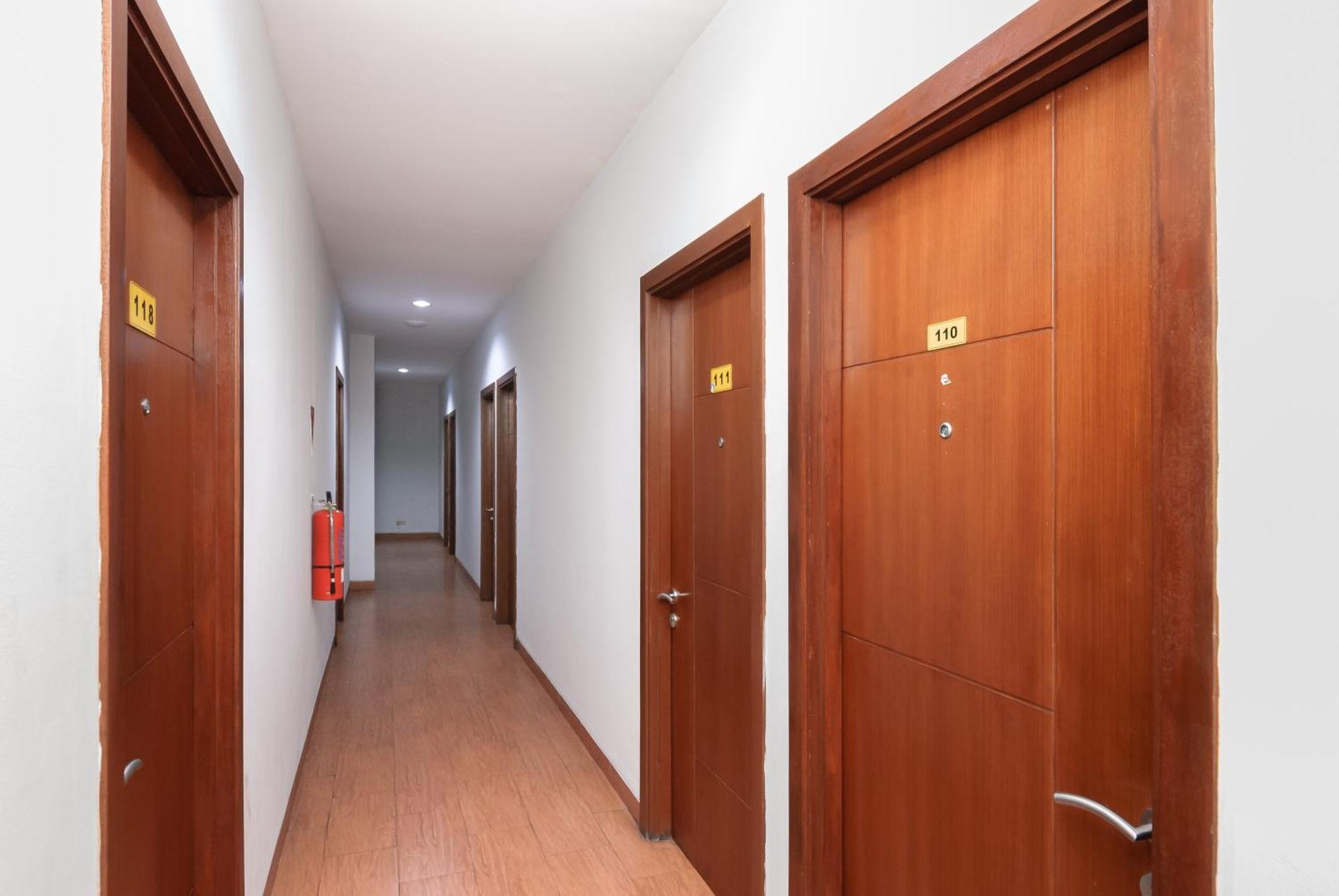 Hotel Reddoorz Near Mandaya Royal Hospital Puri à Tangerang Extérieur photo