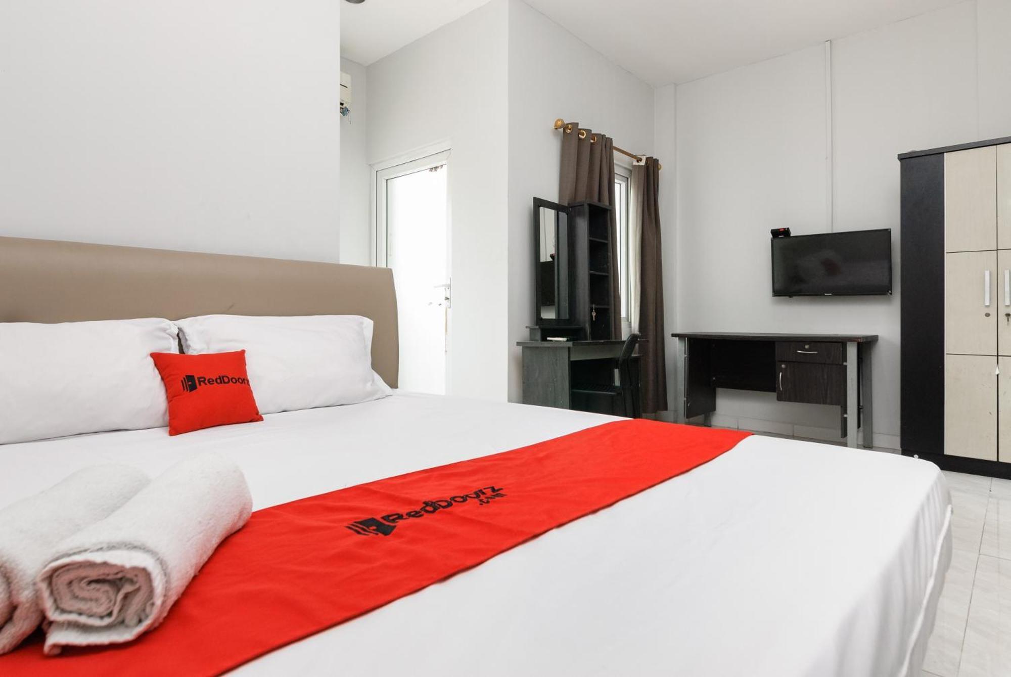 Hotel Reddoorz Near Mandaya Royal Hospital Puri à Tangerang Extérieur photo