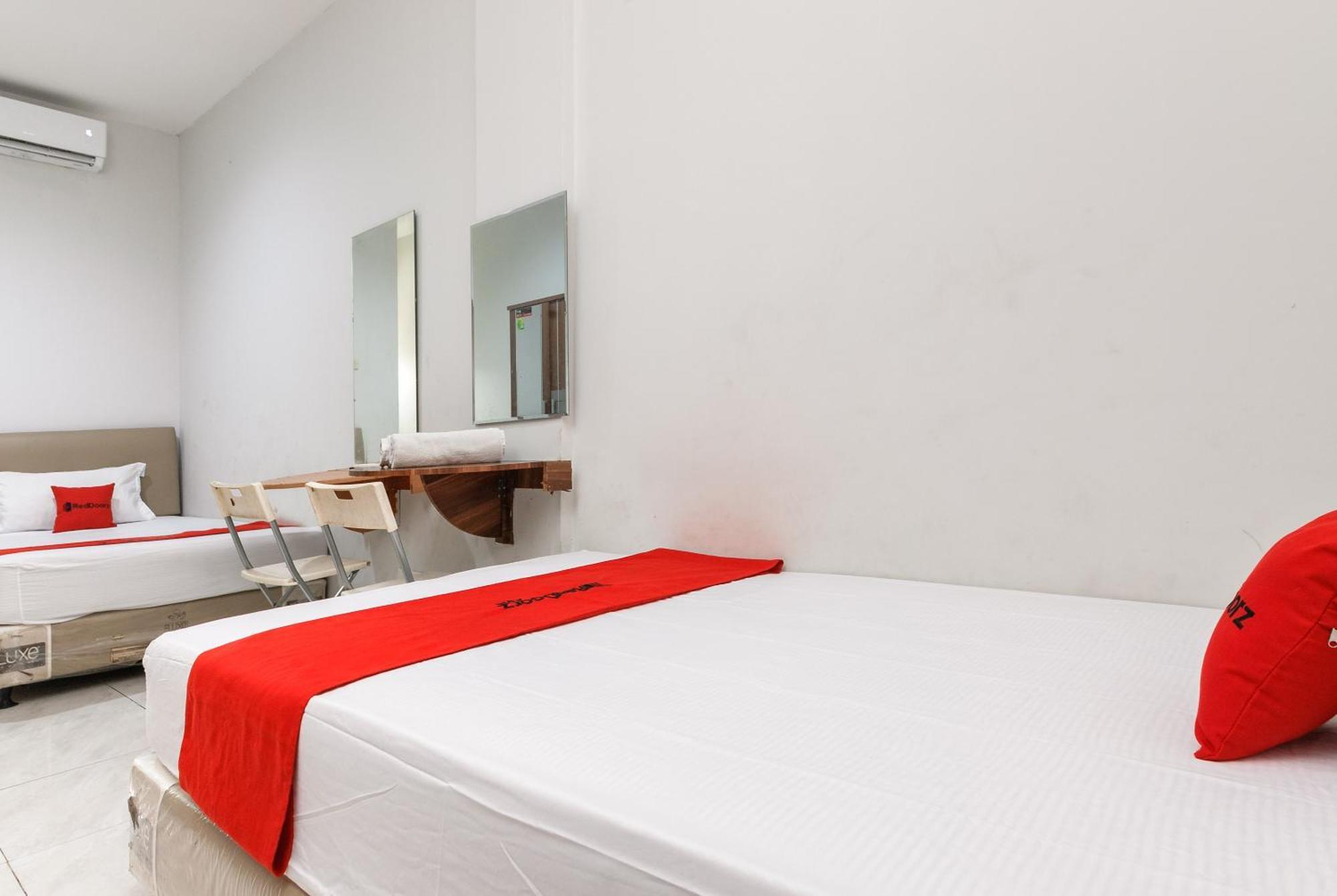 Hotel Reddoorz Near Mandaya Royal Hospital Puri à Tangerang Extérieur photo