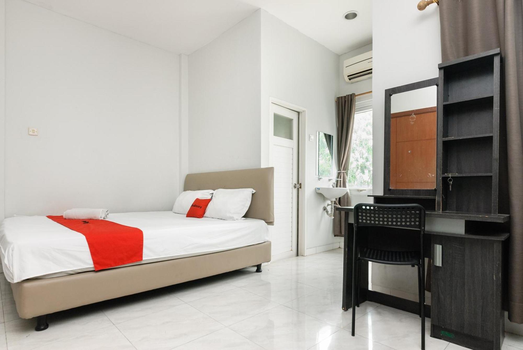 Hotel Reddoorz Near Mandaya Royal Hospital Puri à Tangerang Extérieur photo