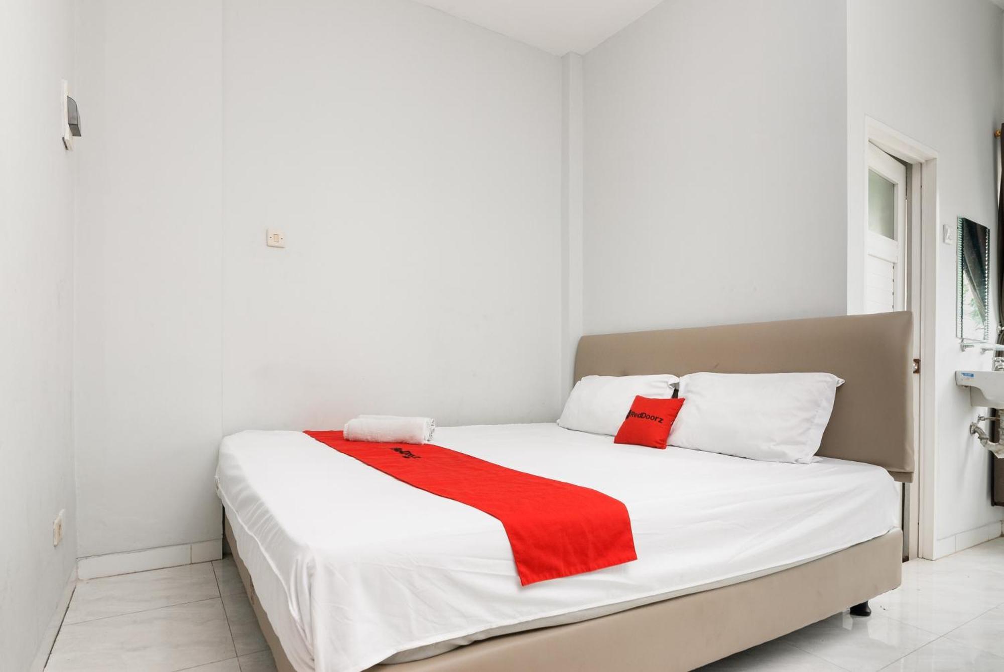 Hotel Reddoorz Near Mandaya Royal Hospital Puri à Tangerang Extérieur photo