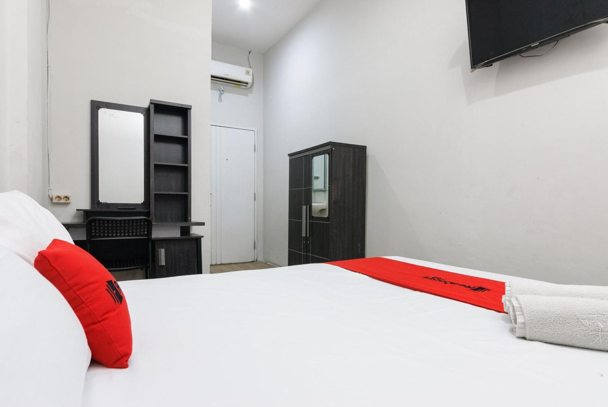 Hotel Reddoorz Near Mandaya Royal Hospital Puri à Tangerang Extérieur photo