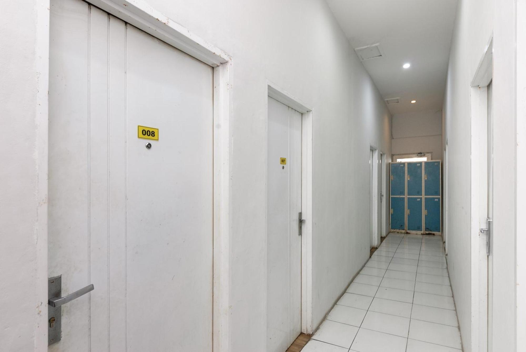 Hotel Reddoorz Near Mandaya Royal Hospital Puri à Tangerang Extérieur photo