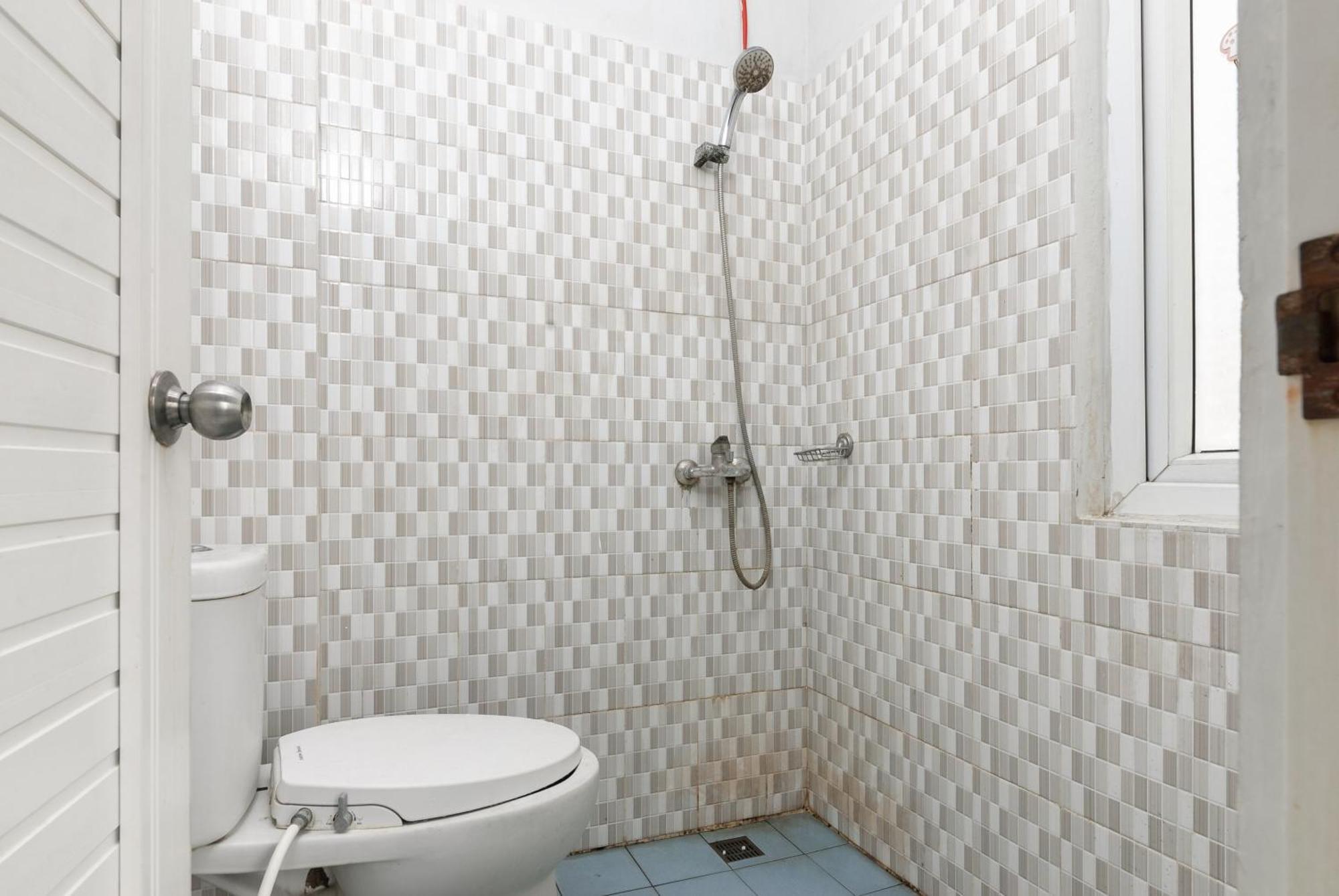 Hotel Reddoorz Near Mandaya Royal Hospital Puri à Tangerang Extérieur photo