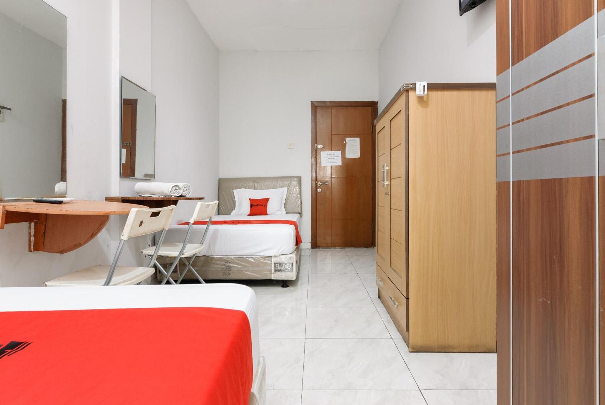 Hotel Reddoorz Near Mandaya Royal Hospital Puri à Tangerang Extérieur photo