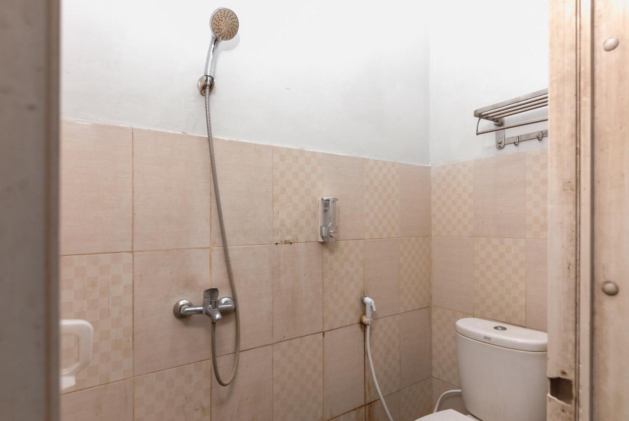 Hotel Reddoorz Near Mandaya Royal Hospital Puri à Tangerang Extérieur photo