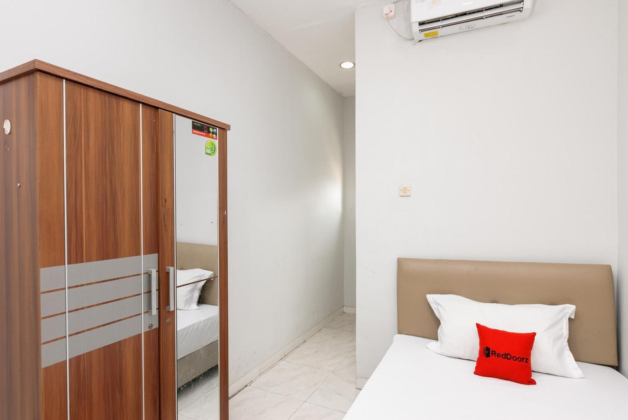 Hotel Reddoorz Near Mandaya Royal Hospital Puri à Tangerang Extérieur photo