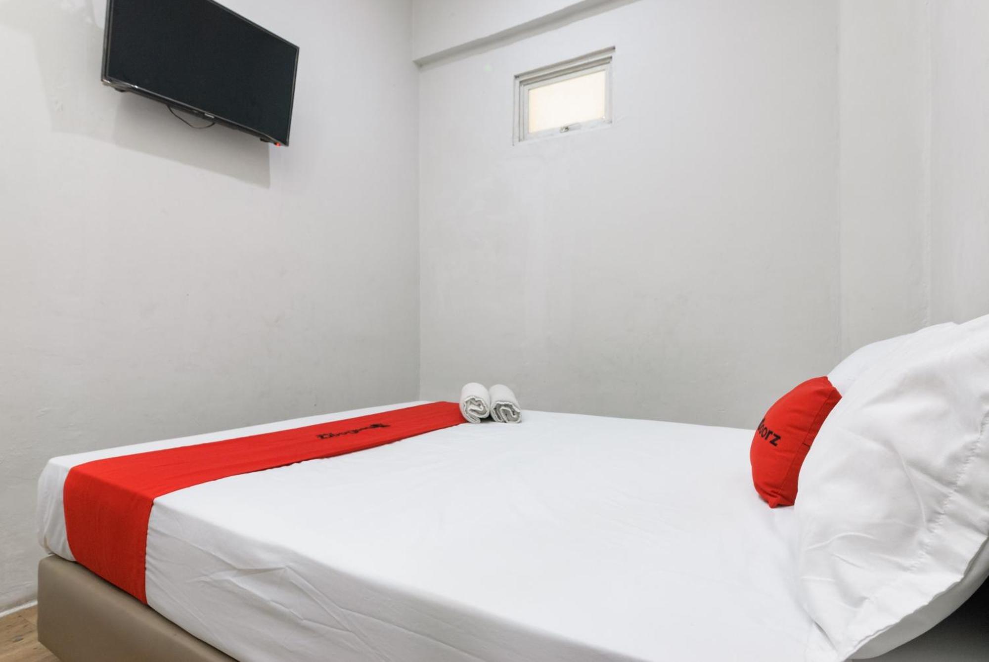Hotel Reddoorz Near Mandaya Royal Hospital Puri à Tangerang Extérieur photo