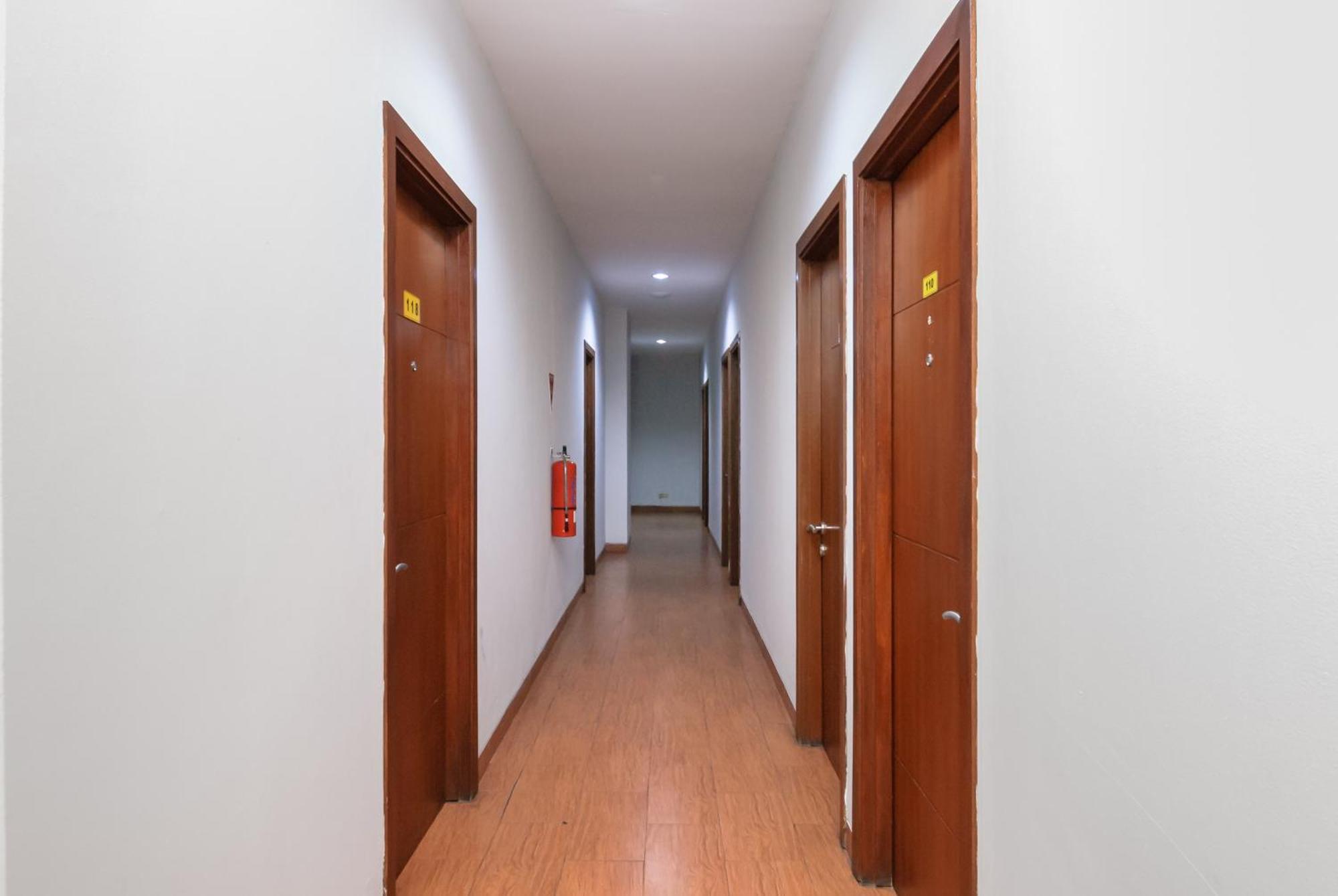 Hotel Reddoorz Near Mandaya Royal Hospital Puri à Tangerang Extérieur photo