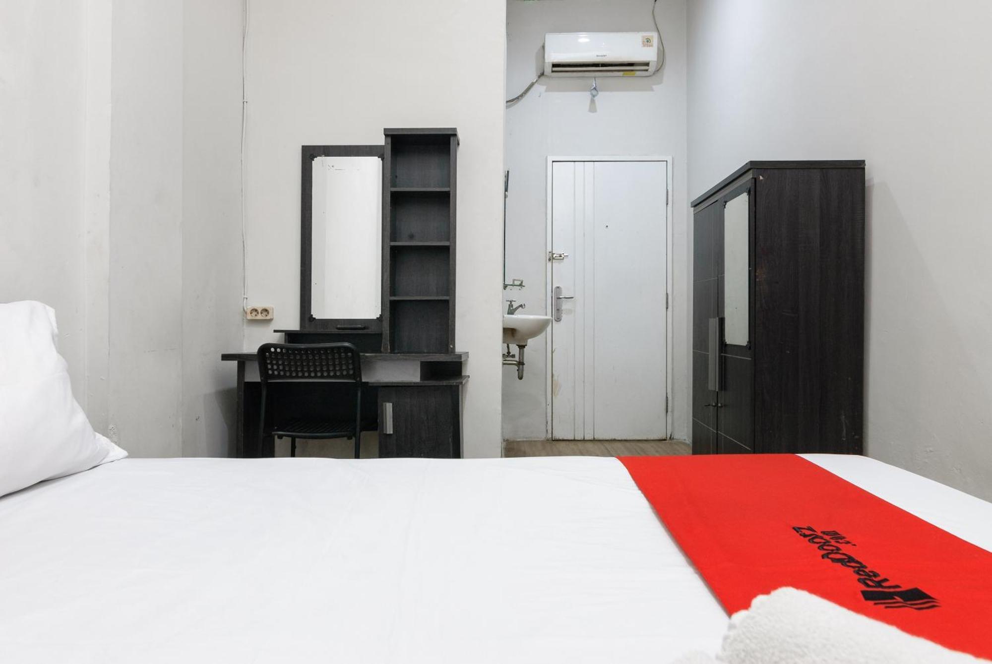 Hotel Reddoorz Near Mandaya Royal Hospital Puri à Tangerang Extérieur photo