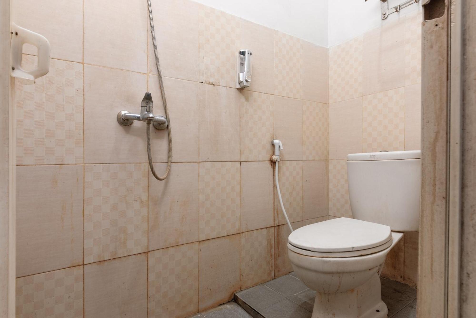 Hotel Reddoorz Near Mandaya Royal Hospital Puri à Tangerang Extérieur photo