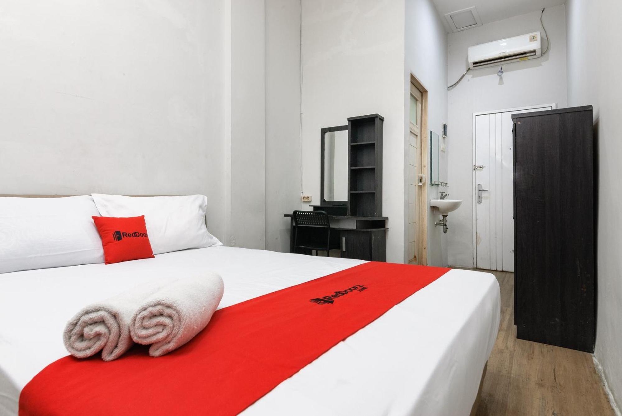 Hotel Reddoorz Near Mandaya Royal Hospital Puri à Tangerang Extérieur photo