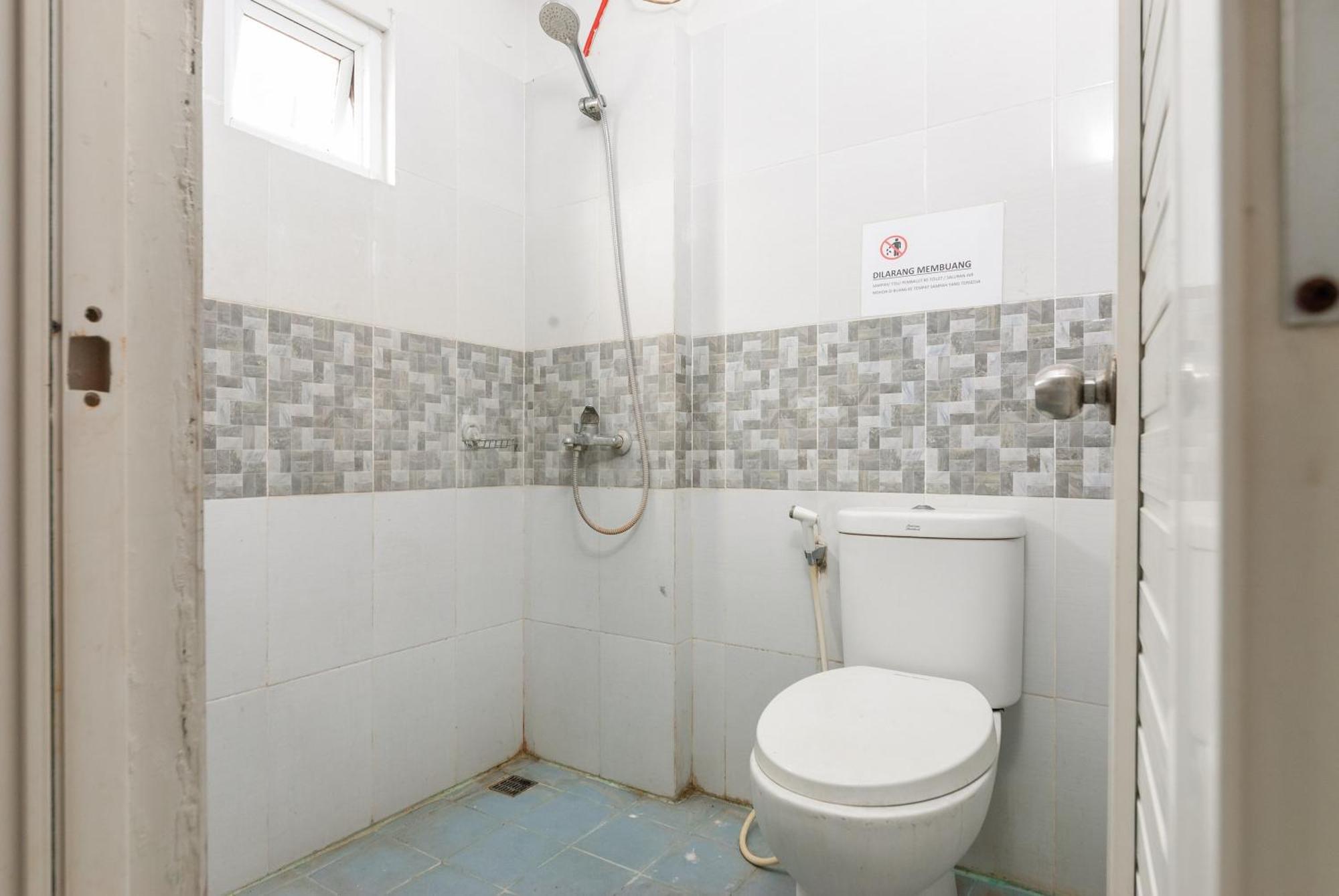Hotel Reddoorz Near Mandaya Royal Hospital Puri à Tangerang Extérieur photo