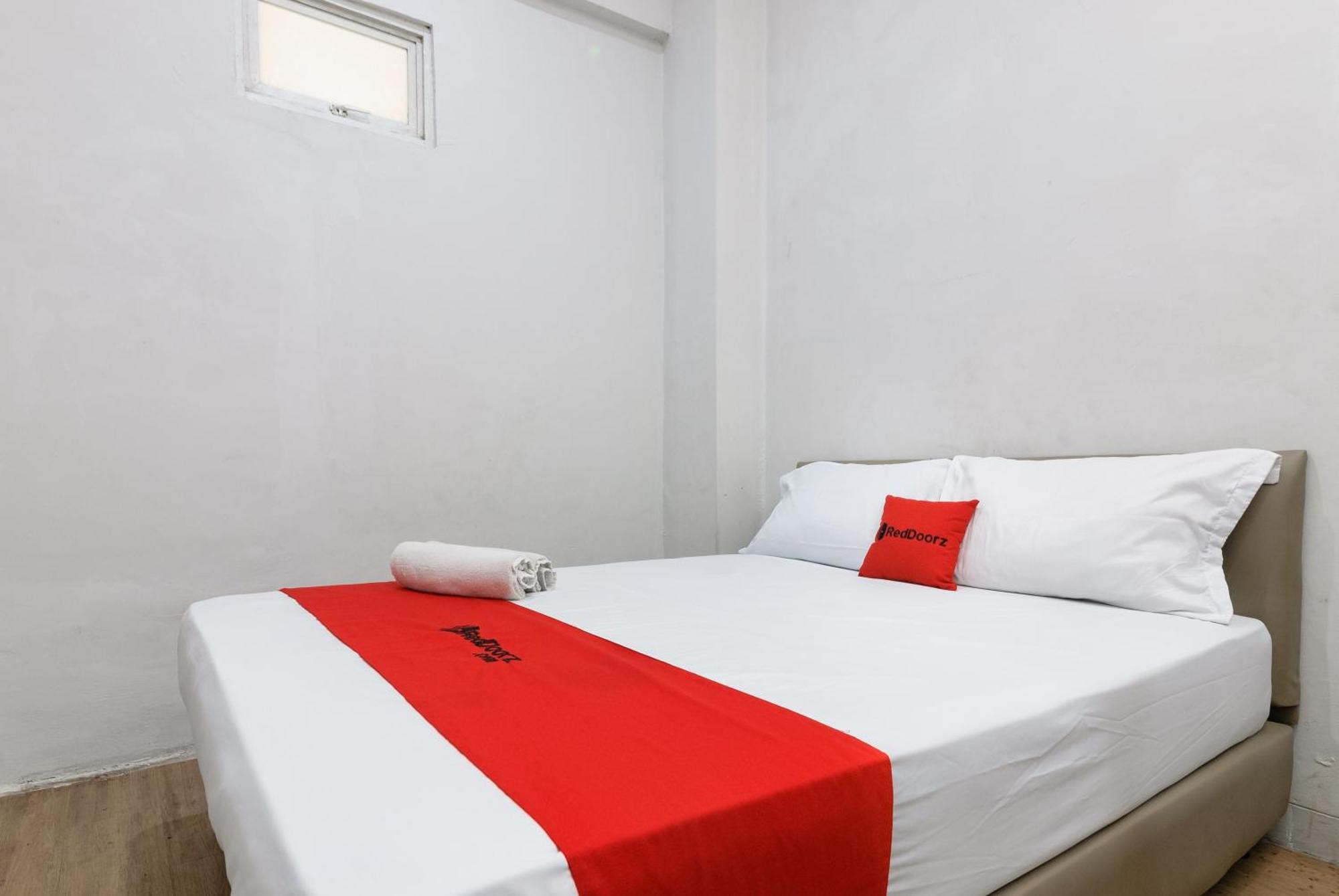 Hotel Reddoorz Near Mandaya Royal Hospital Puri à Tangerang Extérieur photo